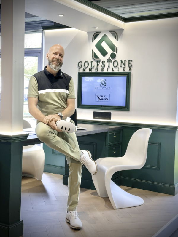 Stand debout golfstone concept immobilier biarritz
